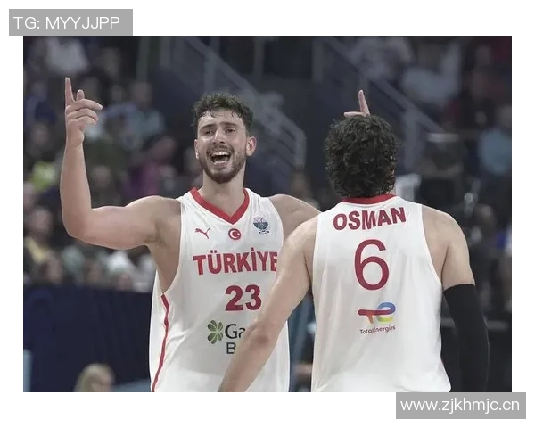 火箭队训练氛围愉快亚当斯谢泼德申京欢声笑语共度时光