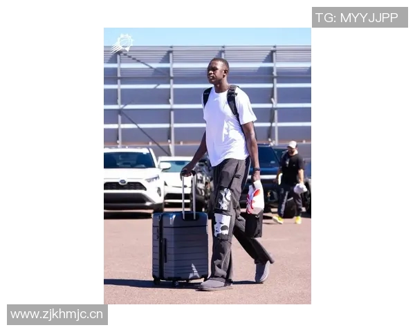 季前赛迎战湖人太阳队晒出布克马威帅气登机照引发关注