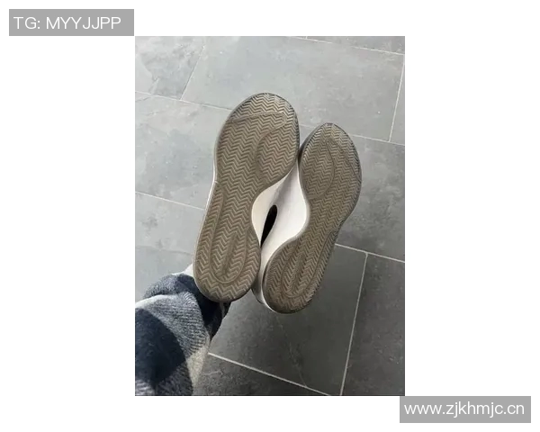 塔克晒出喷泡配色Book1PE球鞋引发热议超越布克本人魅力