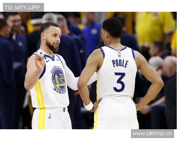 库里赛后与普尔和卢尼深情拥抱展现勇士团队精神永远的家人情谊