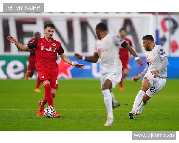 巴萨重返诺坎普进行公开训练球员教练齐聚合影留念展现团队精神